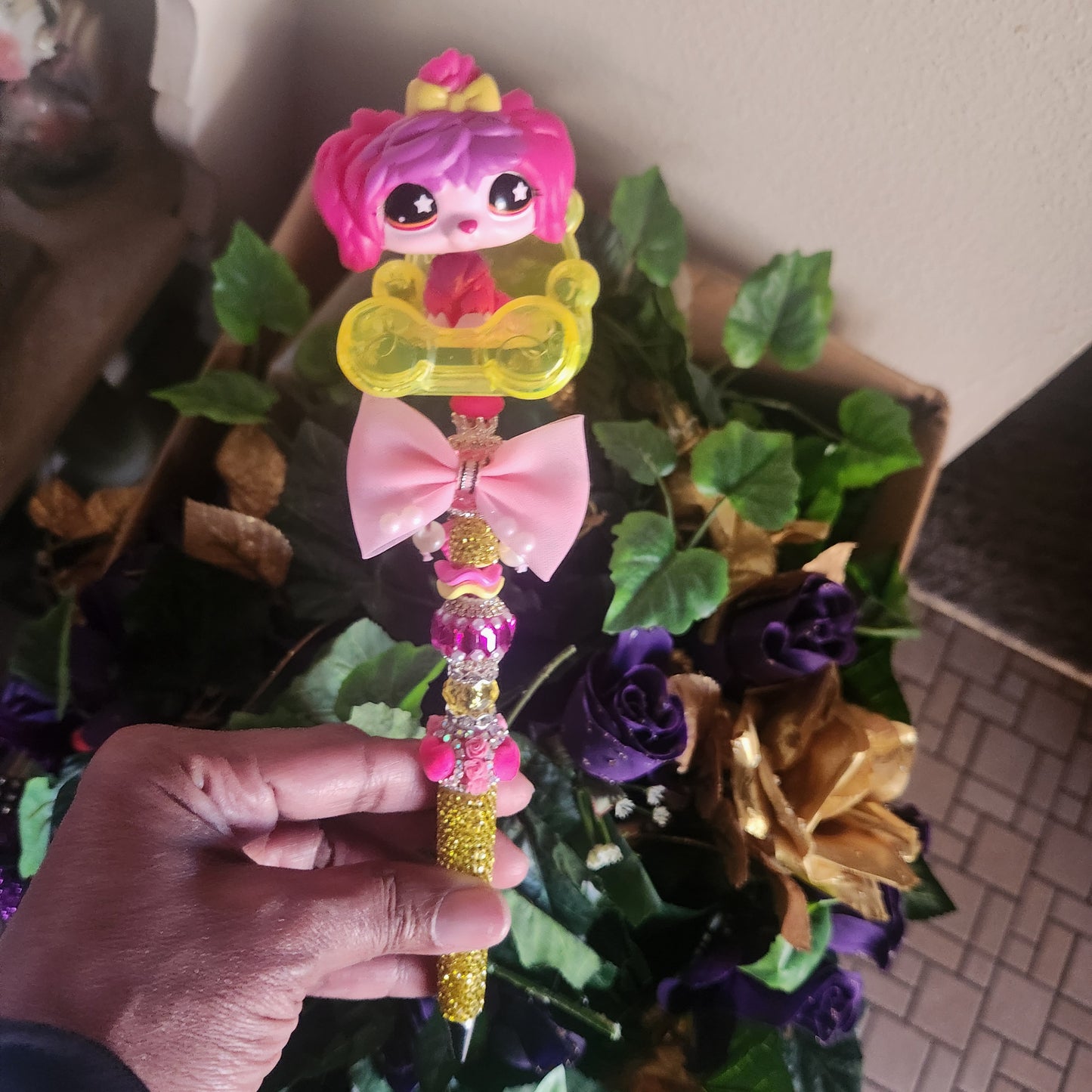 Pink Cat Bobblehead Scenery Yellow Rhinestone Pen w/Bow (Premade)
